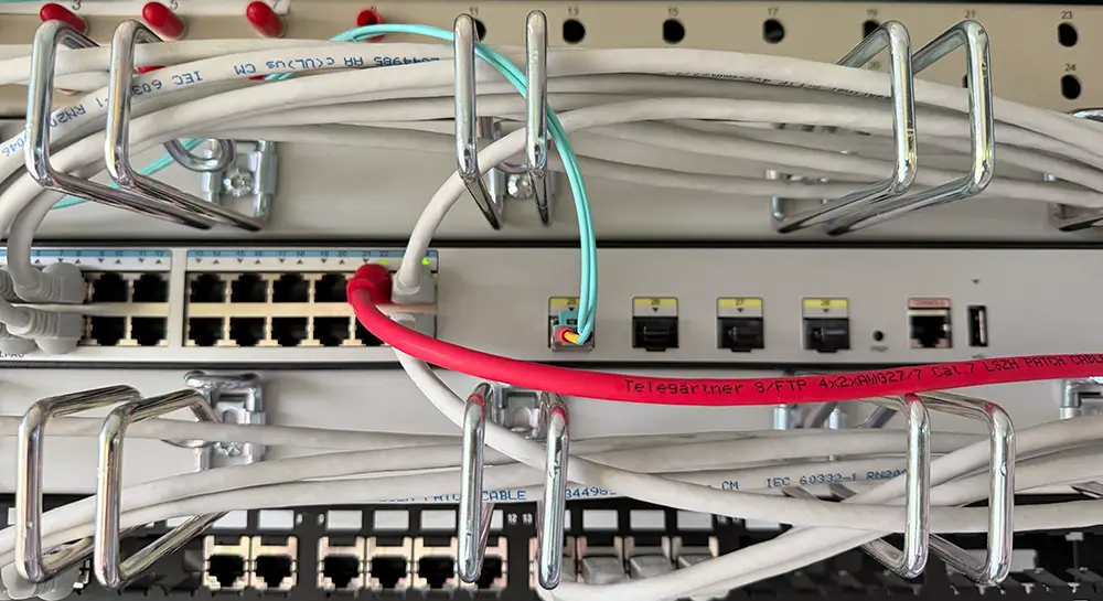 Foto der Rückseite eines Servers mit Netzwerkkabeln